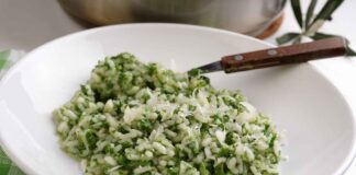 Risotto agli spinaci light senza burro: il piatto cremoso che conquista tutti