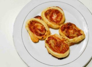 Pizzette di sfoglia pronte in soli 10 minuti, ma chi le compra più quelle al forno pizzette di sfoglia