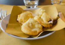 Pizzottelle fritte, come le fanno a Napoli, altro che pizza tonda pizzottelle