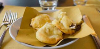 Pizzottelle fritte, come le fanno a Napoli, altro che pizza tonda pizzottelle