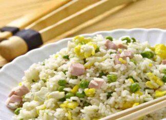 Riso alla cantonese appena cotto e messo sul piatto, guarda che ricettina riso alla cantonese