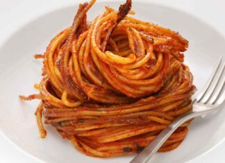 Oggi in 10 minuti risolvo il pranzo, preparo gli spaghetti all’assassina come faceva nonna spaghetti all'assassina