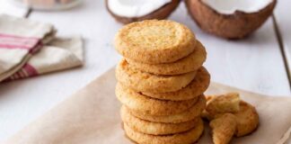 Biscotti al cocco: la coccola tropicale che conquista al primo morso Biscotti al cocco - RicettaSprint