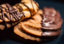 Biscotti al burro e cioccolato, pochi ingredienti e il gioco è fatto biscotti al cioccolato