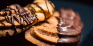 Biscotti al burro e cioccolato, pochi ingredienti e il gioco è fatto biscotti al cioccolato