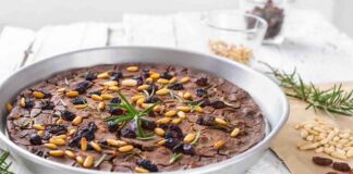 Castagnaccio della nonna, la torta di altri tempi castagnaccio