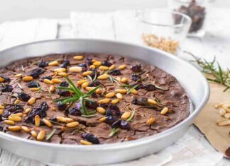 Castagnaccio della nonna, la torta di altri tempi castagnaccio