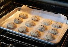 Cookies cioccolatosi alle nocciole: croccanti fuori e morbidi dentro, una vera golosità cookie alle nocciole e cioccolato