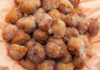 Frittelle di mele e uvetta in pastella, ma quale fetta di torta a merenda frittelle di mele